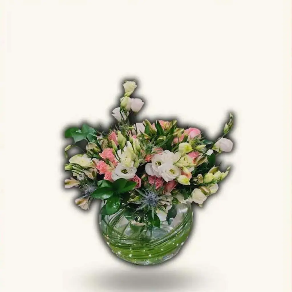 A Circle of Beauty - Natural Roses in A Transparent Vase